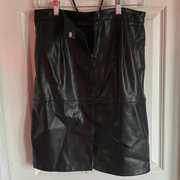 Size L simple pleather pencil skirt - Picture 2 of 3